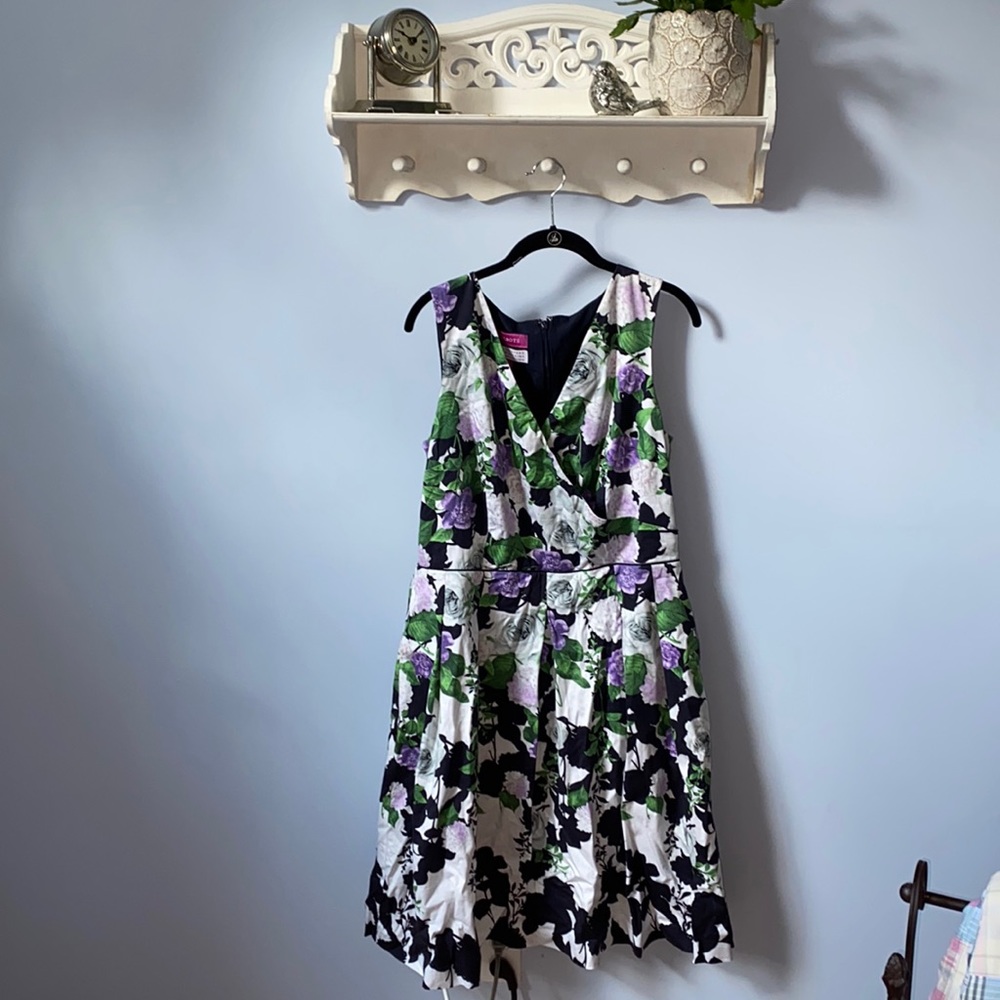 Excellent used condition fully lined fit and flare dress with pockets